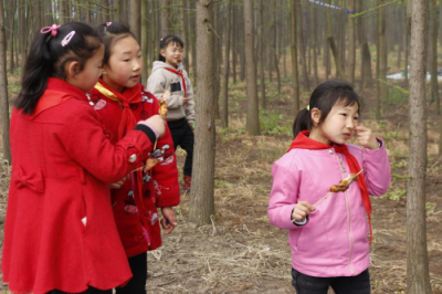 踏春郊游，五香居为留守儿童送上美食和关爱