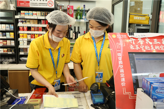 苏宁小店的“煎饼西施”：一分钟一张饼，顾客排队来围观