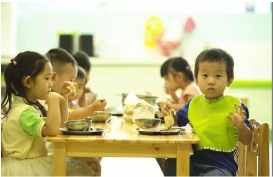 看了芭迪熊亲幼馆的午餐，才知道我家孩子输在哪儿