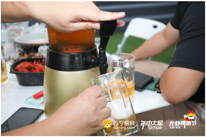 苏宁龙虾啤酒节：足球要凑一起看才带劲儿