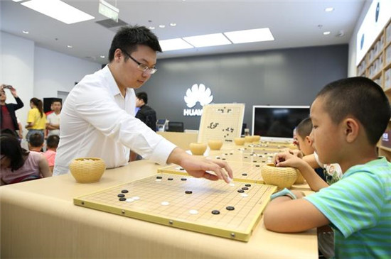 AI科技遇上围棋运动 围棋世界冠军周睿羊走进华为门店