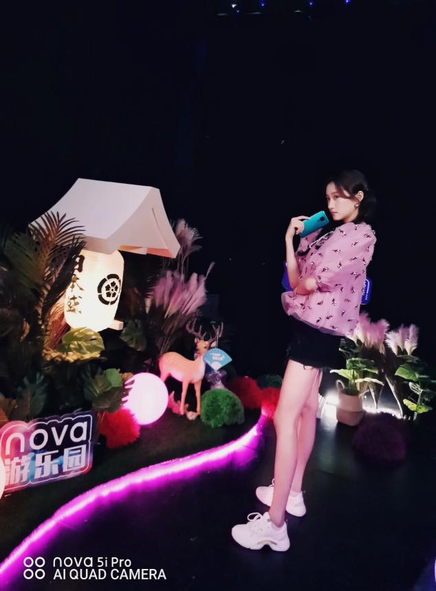 关晓彤打卡“nova 游乐园”，nova 5i Pro成女神游园标配