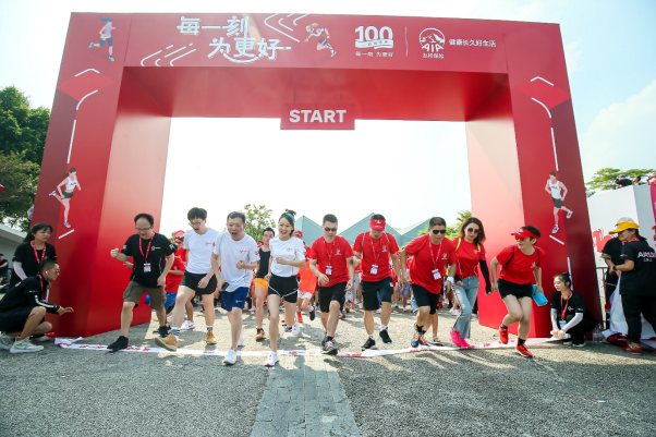 100RUN深圳站燃情开跑 与“百年友邦”共同跑出无限精彩未来