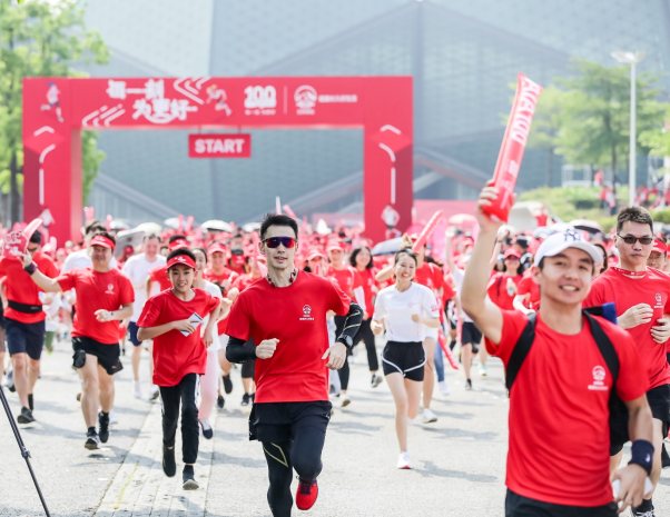 100RUN深圳站燃情开跑 与“百年友邦”共同跑出无限精彩未来