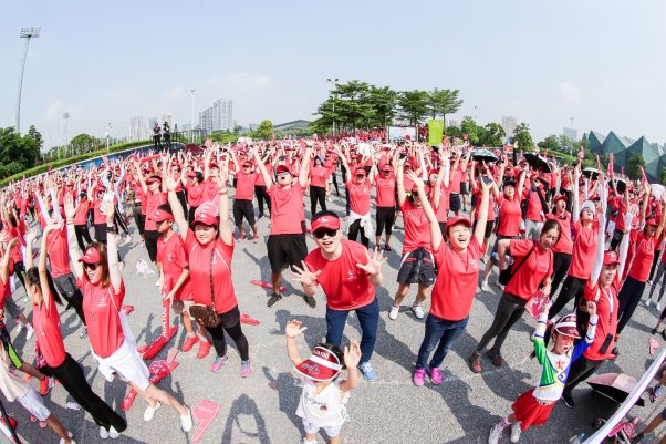 100RUN深圳站燃情开跑 与“百年友邦”共同跑出无限精彩未来