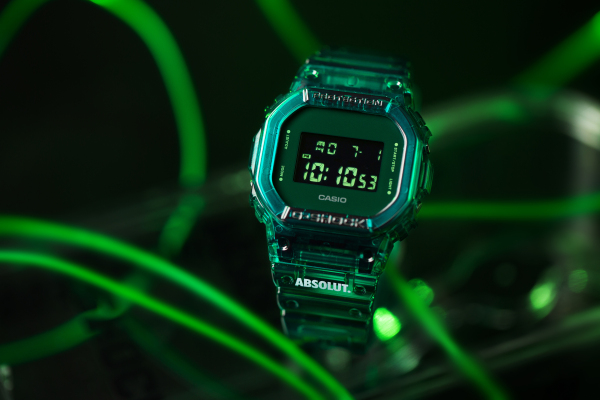 潮流入喉！G-SHOCK X ABSOLUT绝对伏特加联名款破界来袭