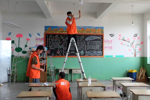 央视关注！三雄极光助力教育扶贫 点亮求学梦