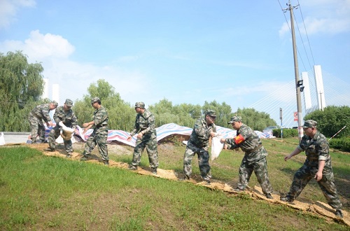 兵民携手 苏宁物流30名火箭哥组团参与防汛巡堤