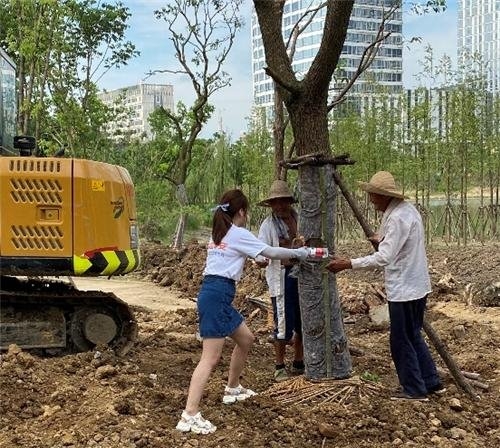 致敬最美劳动者—平安普惠安徽芜湖分公司为户外工作者送清凉物资