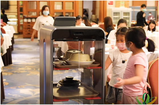 深圳最大高档餐饮连锁品牌春满园引入擎朗送餐机器人