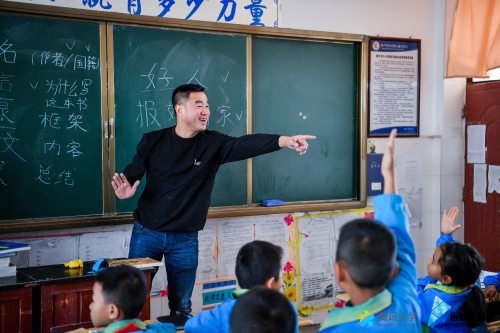 腾讯远航计划走进腾冲希望小学，富途将温暖传递给当地师生