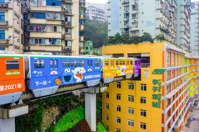 京东吉祥物JOY与芝麻街人物在独家视频中首次同框，新的一年祝您“芝麻开门”，收获更多惊喜！