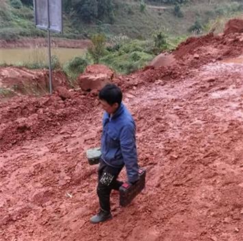 东风途逸靠谱吗？蹚泥水、借背篓、扛备件，东风轻型车这样救援