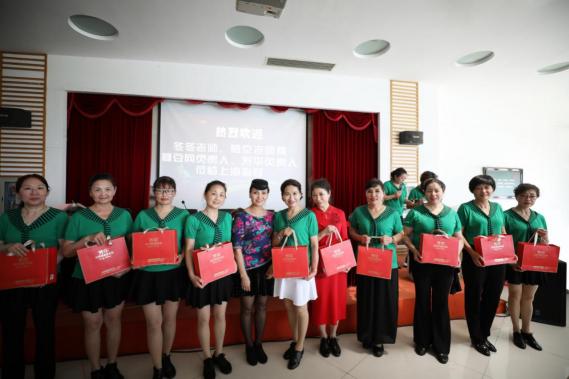 芳华老年润肤乳赞助上海市冬冬水兵舞义演 点赞银龄风采