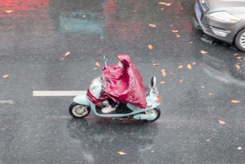 星恒锂电提示:高温雨季，电动车安全防护需注意