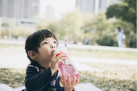 要补水，更要补营养——育儿专家蒋竞雄解读儿童饮水的健康密码