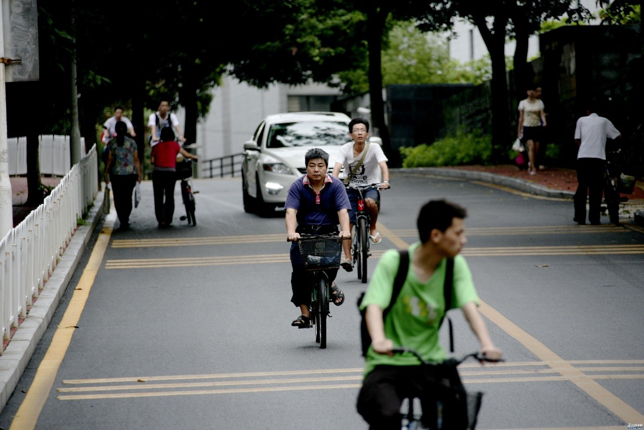 王炜教授发表《高效利用道路资源是关键》，自行车研究引人关注